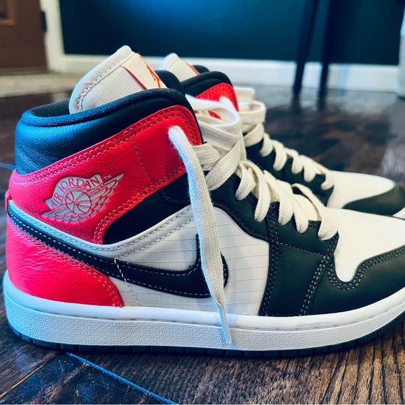 Wmns Air Jordan 1 Mid SE 'Newsprint' - Picture 4 of 5